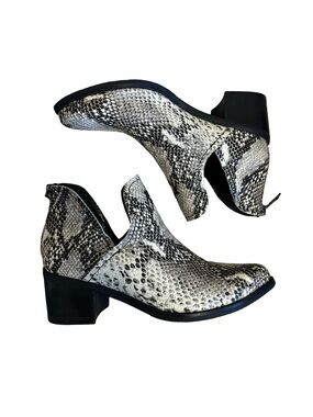 Blondo Eliza snakeskin print ankle booties featuring waterproof leather Sz 7.5